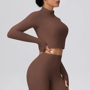 Detail der eng anliegenden Yoga-Jacke mit Reißverschluss, Daumenlöchern und Leggings