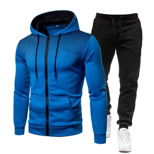 Tuta sportiva da uomo con cardigan blu con cappuccio e pantaloni sportivi neri