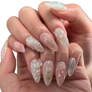 Faux ongles amande Y2K avec relief floral 3D, bordure dorée et perles