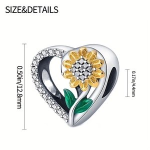 Detalle de dimensiones del charm de corazón y girasol con cristales brillantes