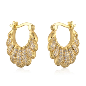 Boucles d'oreilles créoles dorées irrégulières avec zircons sertis en forme d'éventail