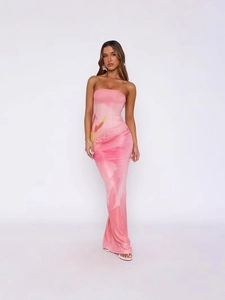Robe longue fleurie rose moulante à épaules dénudées avec une fente élégante au dos