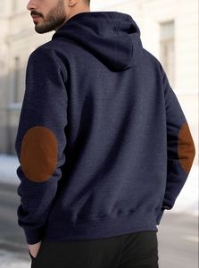 Détail du sweat à capuche bleu marine avec empiècements coudes marrons en coton tricoté