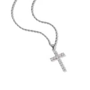 Collier croix en acier titane avec zircons pavés sur une chaîne corde argentée