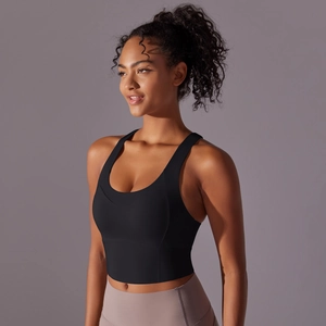 Détail de la brassière de sport noire avec ourlet large et bretelles pour maintien élevé