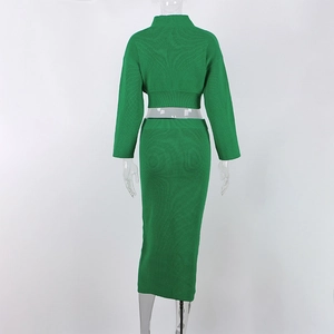 Vista posteriore del set due pezzi in maglia verde con top a V e gonna midi