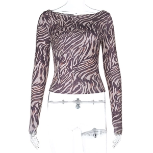 Détail d'un crop top ajusté à imprimé zèbre marron avec col rond et manches longues