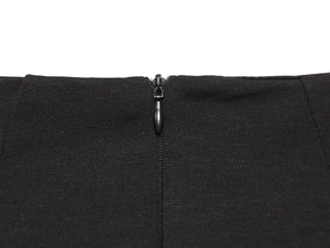 Nahaufnahme des verdeckten Reißverschlusses an einem schwarzen ärmellosen Maxikleid