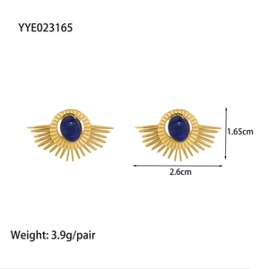 Vue détaillée des boucles d'oreilles soleil avec pierre bleue et dimensions