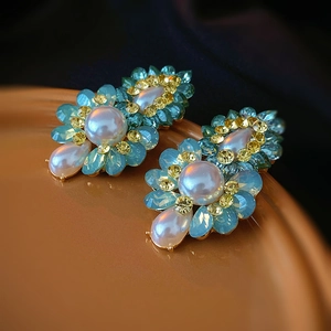 Boucles d'oreilles fleurs vintage avec perles, cristaux bleus et strass sur base dorée