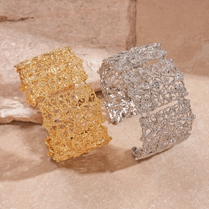 Bracelets manchettes évidés à motifs floraux vintage en or et argent avec texture ciselée