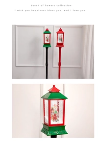 Dettaglio di una lanterna di Natale carillon con Babbo Natale e neve finta decorativa