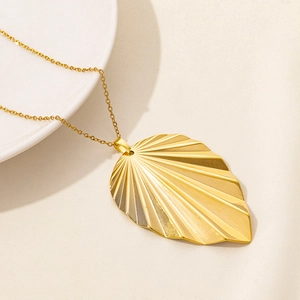 Minimalist 304 stainless steel leaf pendant necklace with textured golden finish
