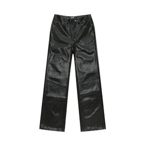 Pantaloni larghi in pelle nera lucida con finitura effetto cracklé e stile disco chic