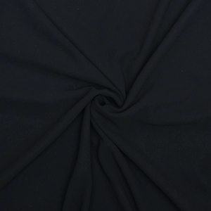 Vue macro détaillée de la texture du tissu en velours noir avec des plis élégants