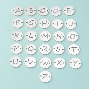 Grille de 26 breloques alphabétiques rondes en acier inoxydable argenté avec double perforation