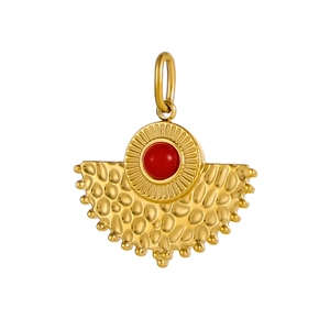 Vue détaillée du pendentif doré en éventail avec pierre rouge et texture martelée