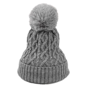 Berretto grigio in maglia a trecce da donna con pompon in ecopelliccia e risvolto