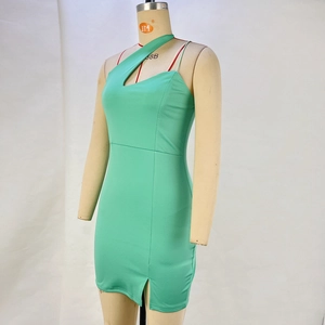 Détail de la robe moulante vert menthe avec décolleté asymétrique et fente latérale