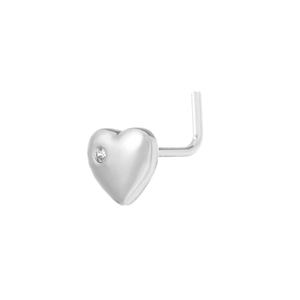 Detailaufnahme von silbernem Herz-Nasenstecker mit Kristall und L-förmigem Design