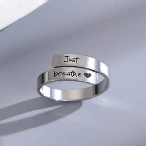 Anello regolabile in acciaio inossidabile con incisione Just Breathe e cuore