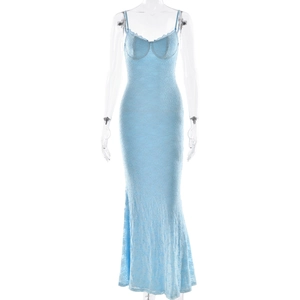 Détail de robe longue en dentelle bleu clair avec ourlet sirène et bustier structuré