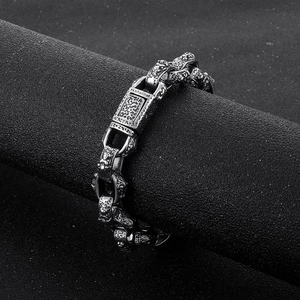 Bracelet homme rétro lion en acier avec maillons en relief et plaque à texture martelée
