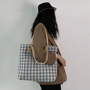 Große blau-weiße Gingham-Einkaufstasche aus Canvas im minimalistischen japanischen Stil