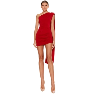 Detalle del mini vestido rojo de un hombro con capa lateral y diseño plisado ajustado