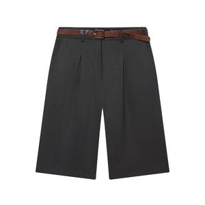 Vue détaillée du bermuda gris anthracite avec une ceinture décorative en cuir de serpent brun
