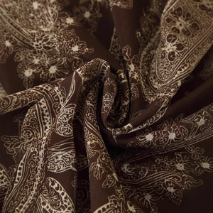 Jupe longue bohème en mousseline marron foncé avec motif paisley et taille plissée
