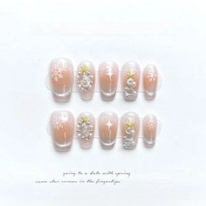 Set unghie finte natalizie rosa cat-eye con glitter, fiocchi di neve e perle