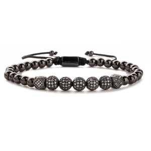 Détail du bracelet réglable en perles noires avec boules en pavé de zircones cubiques