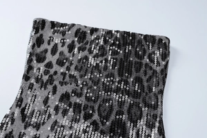 Gros plan de paillettes imprimé léopard avec reflets métalliques sur une robe d'automne