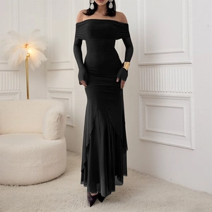Détail de la robe noire à épaules dénudées avec ourlet asymétrique en tulle