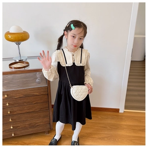 Girls fashion heart-shaped crossbody bag with chain and embroidered quilting detail
