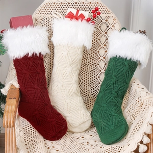 Drei große Strick-Weihnachtssocken in Rot, Beige und Grün mit weißem Kunstpelzrand