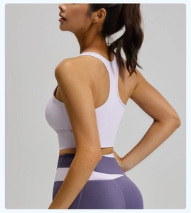 Détail du soutien-gorge de sport lavande et legging de yoga taille haute surpiqué