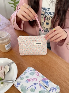Make-up-Tasche aus Segeltuch mit Blumendruck, Reißverschluss und Handschlaufe im Lifestyle-Stil