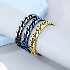 Vue détaillée de bracelets gourmettes en or, bleu et noir sur un présentoir à bijoux