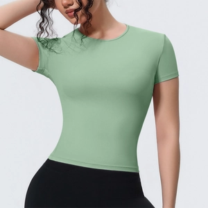 Détail d'un t-shirt de yoga vert clair ajusté montrant le tissu respirant et les coutures