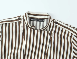 Détail du col et de l'épaule d'une chemise à manches longues à rayures marron et blanc