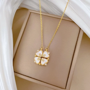 Détail macro du pendentif trèfle doré avec diamants sur un coffret à bijoux de luxe