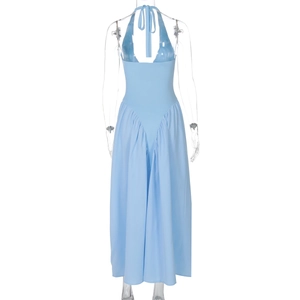 Rückenansicht eines himmelblauen Halter-Maxikleids mit Rückenausschnitt und Bindedetail