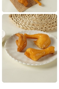 Dettaglio di modelli realistici di cosce di pollo in PVC su un piatto bianco