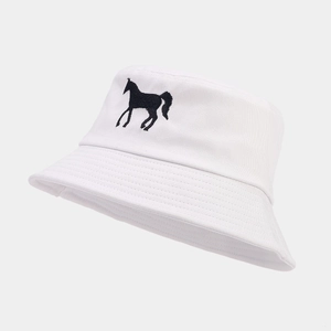 Détail du chapeau bob en coton blanc avec une broderie de cheval noir de haute qualité