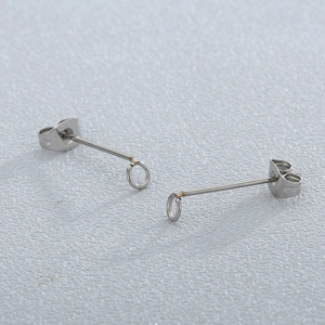 Boucles d'oreilles minimalistes en acier inoxydable argenté avec fermoirs papillon
