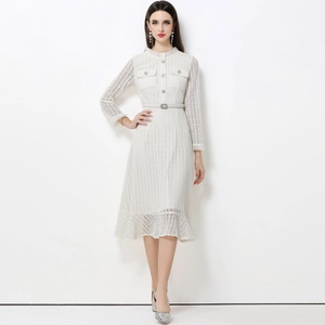 Elegante abito midi in pizzo bianco con cintura e bottoni di perle per donna