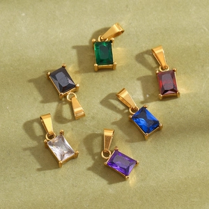 Vue détaillée de pendentifs carrés en zircone avec plaquage or 18K et couleurs variées