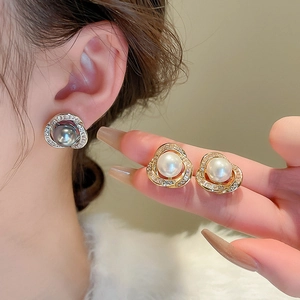 Détails des boucles d'oreilles fleur vintage avec perles d'imitation et zircons